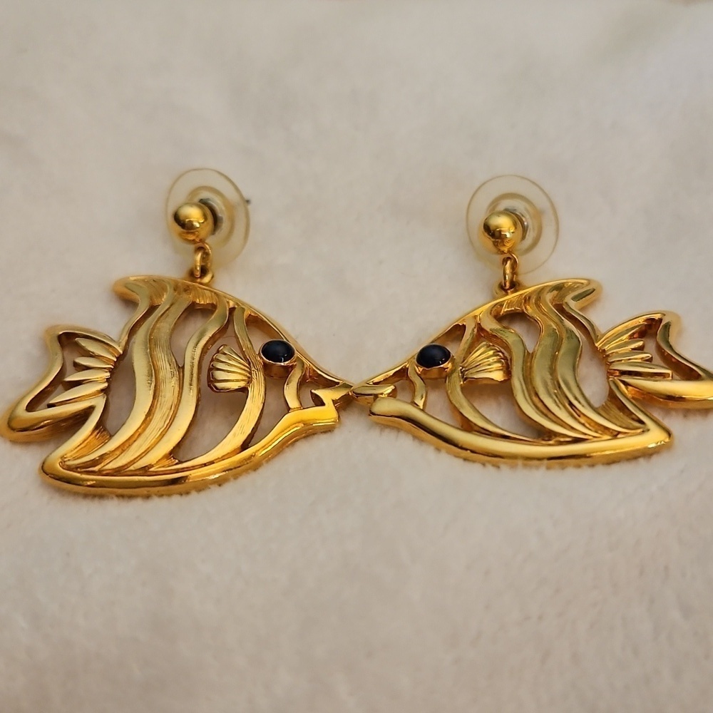 Vtg AVON 1992 Goldtone One Fish Two Fish Resort Post Earrings - Picture 3 of 4
